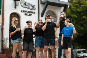 Zastanawiasz się, kto to tak naprawdę jest barista i co on tam czaruje za tym ekspresem? Tu znajdziesz prostą odpowiedź: czym się zajmuje, ile zarabia i jak zacząć tę kawową przygodę.