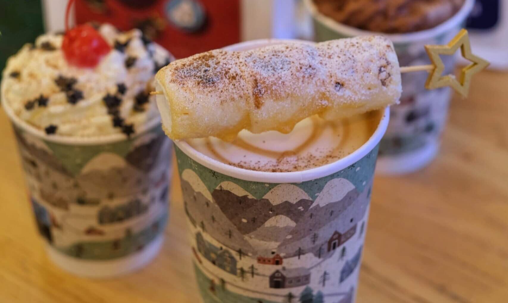Kawa Marshmallow Spice Latte z mleczną pianką i karmelizowanymi marshmallow - deserowa kawa na zimę