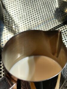 odpowiednia ilość mleka w dzbanku do spieniania