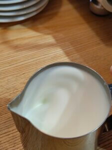 kontrola temperatury mleka podczas spieniania