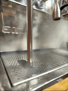 odpowietrzanie dyszy pary w ekspresie ciśnieniowym