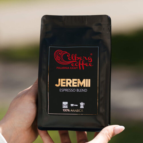 Doskonały blend. Żadnej kwasowości. Sensoryczność taka, jaką uwielbiamy, czyli bez owocowych nut, tylko delikatna czekolada z orzechami, odrobina kwiatów.