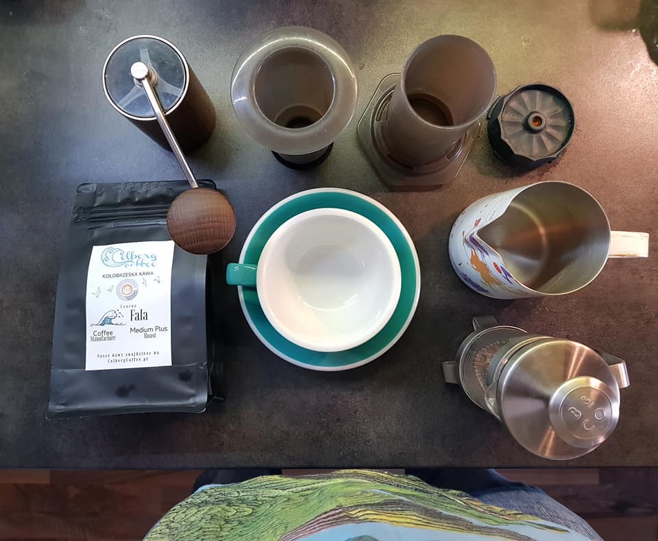Domowy zestaw do latte art - french press, dzbanek z dziobkiem i filiżanka na blacie
