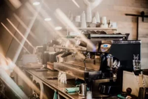 Victoria Arduino Mythos One na barze w kawiarni
