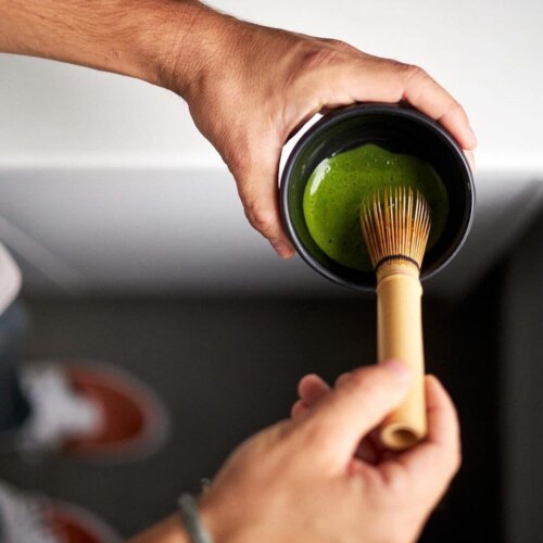 Miska z japońską zieloną herbatą Matcha Tradycyjna Mieszanie i przygotowanie