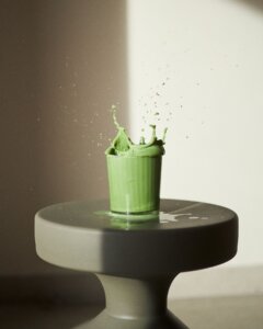 Filiżanka świeżo przygotowanej Matcha Latte