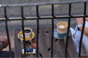 Dowiedz się, jak wybrać dobrą kawę, zwracając uwagę na rodzaj ziaren, świeżość, sposób palenia i pochodzenie. Odkryj, na co zwrócić uwagę przy zakupie, by cieszyć się najlepszym smakiem kawy.