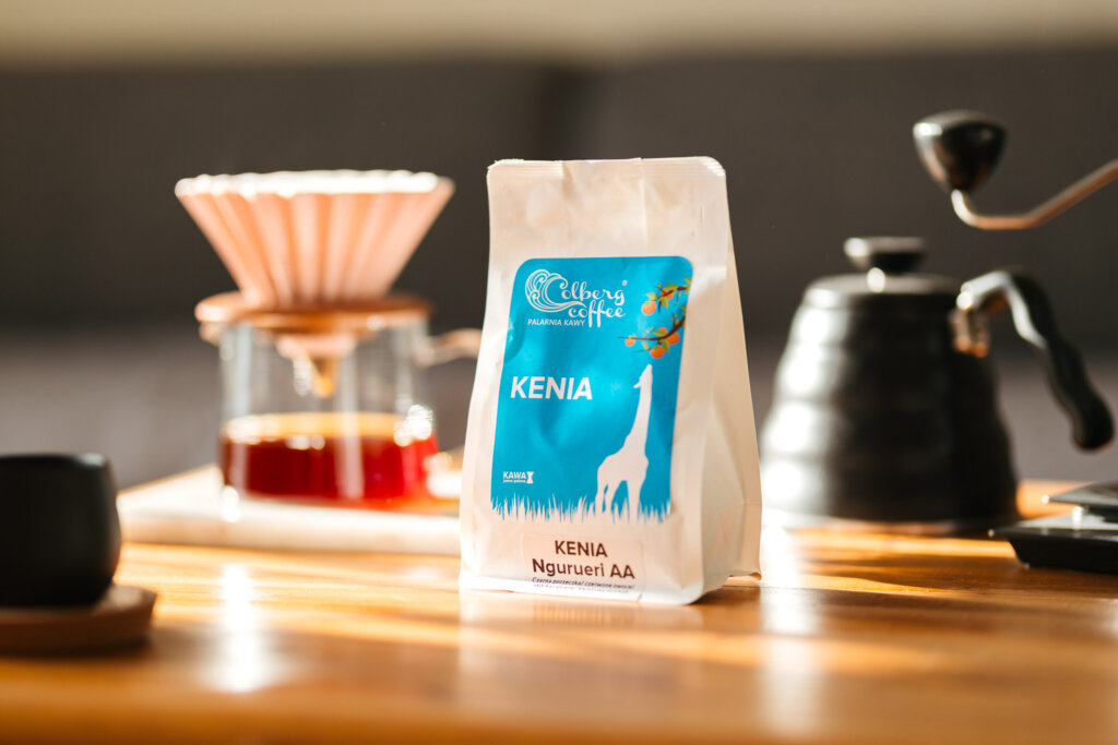 Świeżo zaparzona kawa na blacie w palarni Colbergcoffee