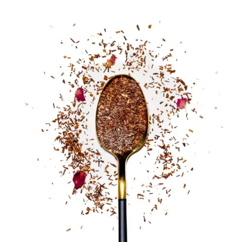 Rooibos Poziomkowy to aromatyczny, aksamitny napój stworzony z liści czerwonokrzewu afrykańskiego, wzbogacony o słodkie truskawki, poziomki oraz subtelne płatki róży. Łagodny i naturalnie słodki smak Rooibosa idealnie współgra z owocowymi dodatkami, tworząc prawdziwą ucztę dla podniebienia.