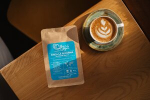 Kawa świeżo palona to esencja doskonałego smaku i aromatu, który spełnia oczekiwania najbardziej wymagających kawoszy. Jej wyjątkowy smak sprawia, że każda filiżanka staje się niezapomnianym doświadczeniem. Zrozumienie, dlaczego świeżość ma kluczowe znaczenie, pomaga w pełni docenić wartość tego produktu. Poznajmy sekrety świeżo palonej kawy, aby w pełni wykorzystać jej potencjał w codziennych rytuałach.