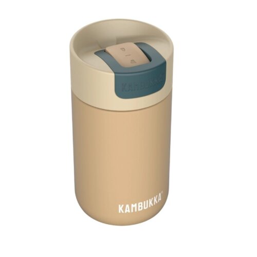 Kubek został wykonany z wysokiej jakości izolowanej próżniowo stali nierdzewnej 18/8, która gwarantuje doskonałe właściwości termiczne i trwałość. Wolny od BPA, jest całkowicie bezpieczny dla zdrowia. Silikonowy spód zapobiega ślizganiu się i chroni powierzchnie przed zarysowaniami.