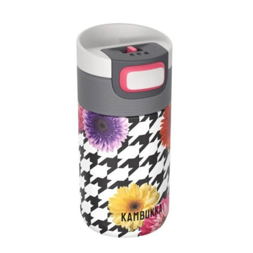 Kambukka Etna Floral Patchwork wykonano z izolowanej próżniowo stali nierdzewnej 18/8, co zapewnia doskonałe właściwości termiczne i trwałość. Kubek jest wolny od BPA, a silikonowy spód zapobiega przesuwaniu się i chroni powierzchnie przed zarysowaniami. Wyjątkowy wzór Floral Patchwork dodaje mu stylowego i niepowtarzalnego charakteru, idealnie pasującego do każdej sytuacji.