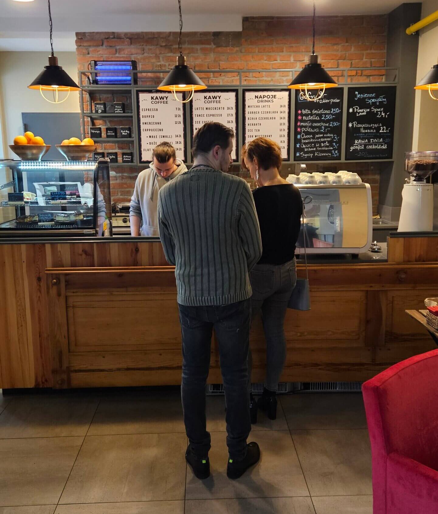 Fresh Start Cafe zachwyca nie tylko kawą, ale także wystrojem. Minimalistyczne wnętrza, ciepłe kolory i delikatne światło tworzą przytulną atmosferę. Szczególną uwagę zwraca bar wykonany z odzyskanych, 170-letnich drzwi, które dodają miejscu unikalnego charakteru. Lokal ma swój urok i jest przyjazny dla dzieci. Kawiarnia w sezonie letnim udostępnia stoliki na zewnątrz, dla klientów spragnionych słońca i orzeźwiających kaw oraz iced matcha. 