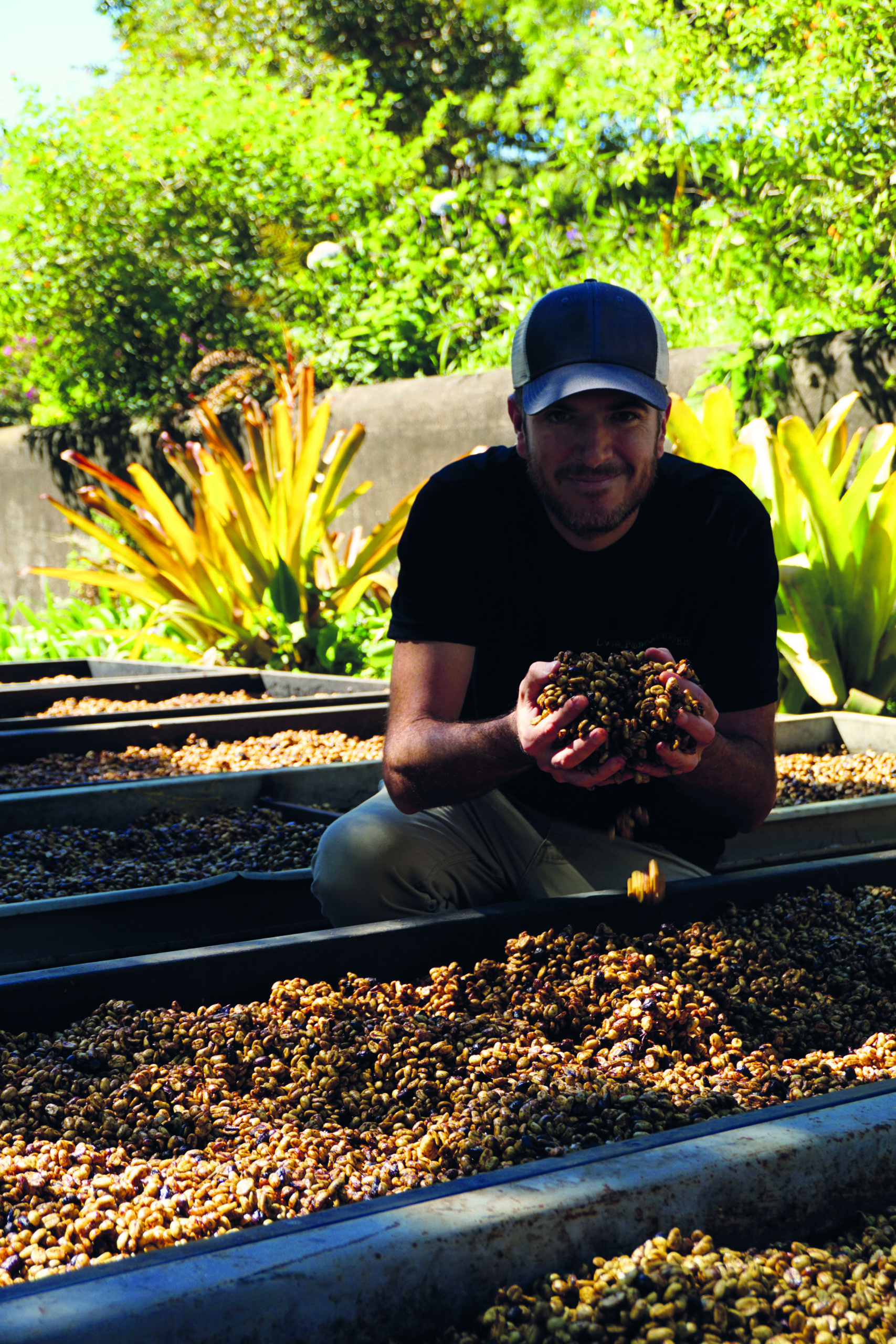 Dlaczego warto wybrać kawę Finca El Cerro Pacamara Anaerobic? Unikalny proces produkcji: Fermentacja beztlenowa i powolne suszenie nadają kawie wyjątkowy, słodki i soczysty profil smakowy. Długoletnia tradycja: Plantacja Finca El Cerro to dziedzictwo pięciu pokoleń rodziny Escobar, z ponad 150-letnim doświadczeniem w uprawie kawy.