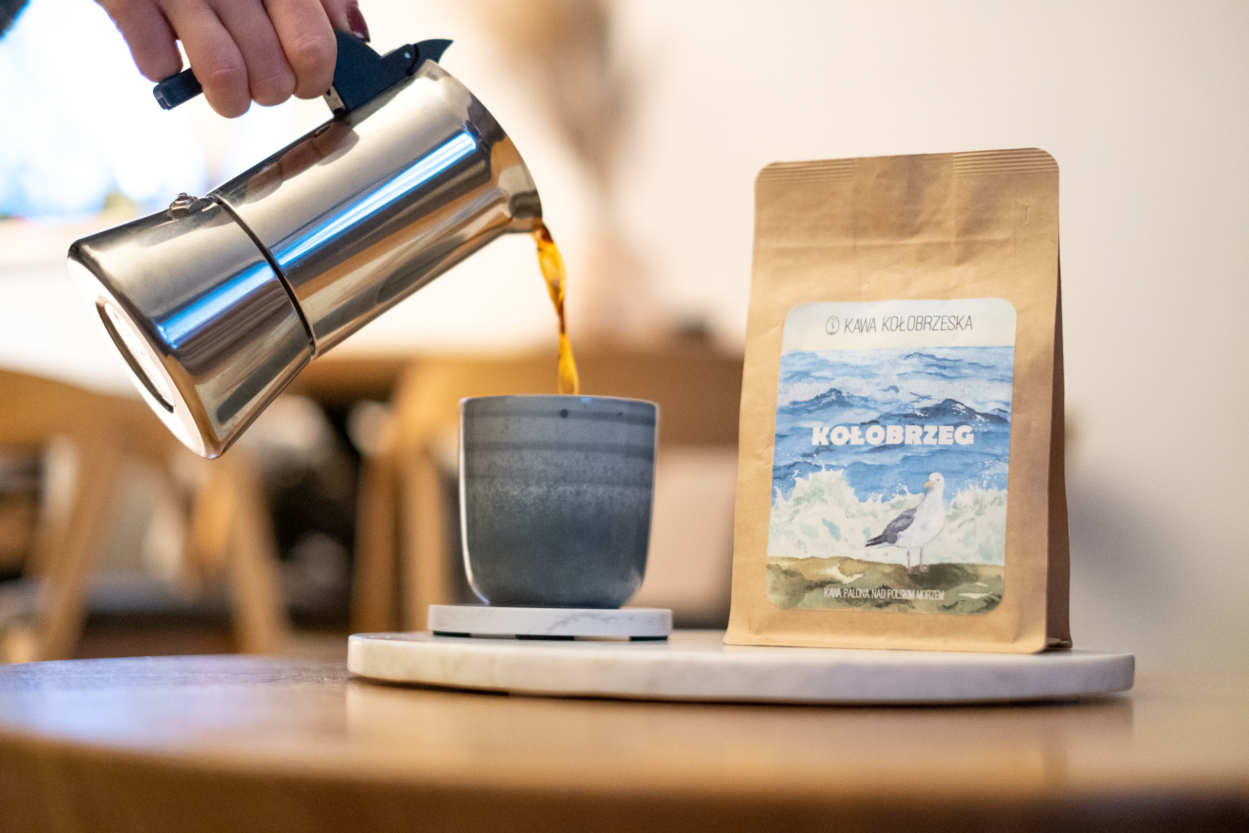 Pierwsze 7–10 dni – espresso może być niestabilne, zbyt gazowane, co wpływa na nierówną ekstrakcję i nadmiar cremy.
3–4 tygodnie – optymalny moment dla większości kaw do espresso. Smaki stają się zbalansowane, a ekstrakcja stabilna.
4–10 tygodni – espresso zachowuje pełnię smaku, dobrze się ekstraktuje, a kawa nadal ma intensywny aromat.
10–18 tygodni – kawa traci część lotnych aromatów, ale nadal może smakować dobrze, zwłaszcza jeśli była odpowiednio przechowywana. Włoskie palarnie często zalecają picie espresso dopiero po miesiącu i przechowywanie nawet do 4–5 miesięcy.