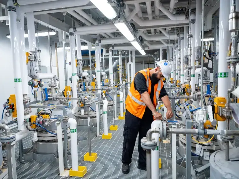 Co ważne, proces Swiss Water jest nie tylko przyjazny dla środowiska, ale także zrównoważony. Aż 85% wody użytej w procesie jest ponownie wykorzystywane, a pozostała część wraca do środowiska jako czysta woda użytkowa. Ponadto kofeina usunięta z ziaren kawy jest przechwytywana i wykorzystywana do innych celów przemysłowych, co minimalizuje marnotrawstwo i wspiera obieg zamknięty.