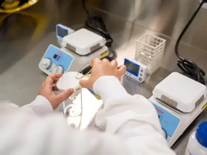 Swiss Water Process to innowacyjna metoda, która pozwala usunąć 99,9% kofeiny z ziaren kawy bez użycia chemikaliów. Ziarna kawy są namaczane w wodzie, co otwiera ich pory i pozwala na usunięcie kofeiny za pomocą osmozy. Proces ten wykorzystuje filtr węglowy, który wychwytuje kofeinę, zachowując jednocześnie wszystkie inne naturalne związki odpowiadające za smak i aromat kawy. Dzięki temu kawa zachowuje swoje wyjątkowe cechy charakterystyczne, takie jak nuty smakowe zależne od regionu pochodzenia, odmiany ziaren czy metody obróbki.