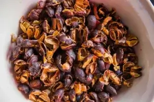 Podczas procesu obróbki kawy na plantacjach powstaje nie tylko ziarno, ale również cascara – suszone owoce kawowca.