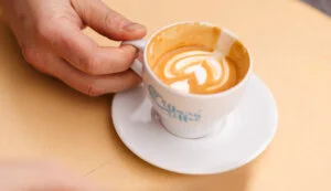 Delektowanie się kawą z mlekiem to codzienny rytuał milionów miłośników tego napoju na całym świecie. Czy to filiżanka cappuccino we włoskiej kawiarni, czy amerykańska kawa z mlekiem podawana z lodami i śmietaną, napoje mleczne mają swoje stałe miejsce w kulturze picia kawy. W Polsce kawa z mlekiem cieszy się równie dużą popularnością. Właśnie dlatego w naszej palarni oferujemy różnorodne ziarna, które doskonale komponują się z mlekiem, tworząc napary idealne na każdą porę dnia. Ale czy warto dodawać mleko do kawy? Jakie ziarna najlepiej sprawdzą się w latte, cappuccino czy macchiato? Na te pytania odpowiadamy poniżej.