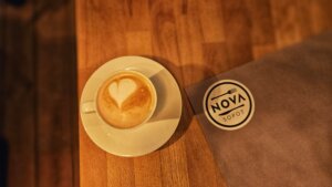 W Nuova Sopot kawa przygotowywana jest z pasją i dbałością o każdy szczegół. Profesjonalny ekspres cokolbowy gwarantuje, że każda filiżanka to esencja aromatu i intensywności.