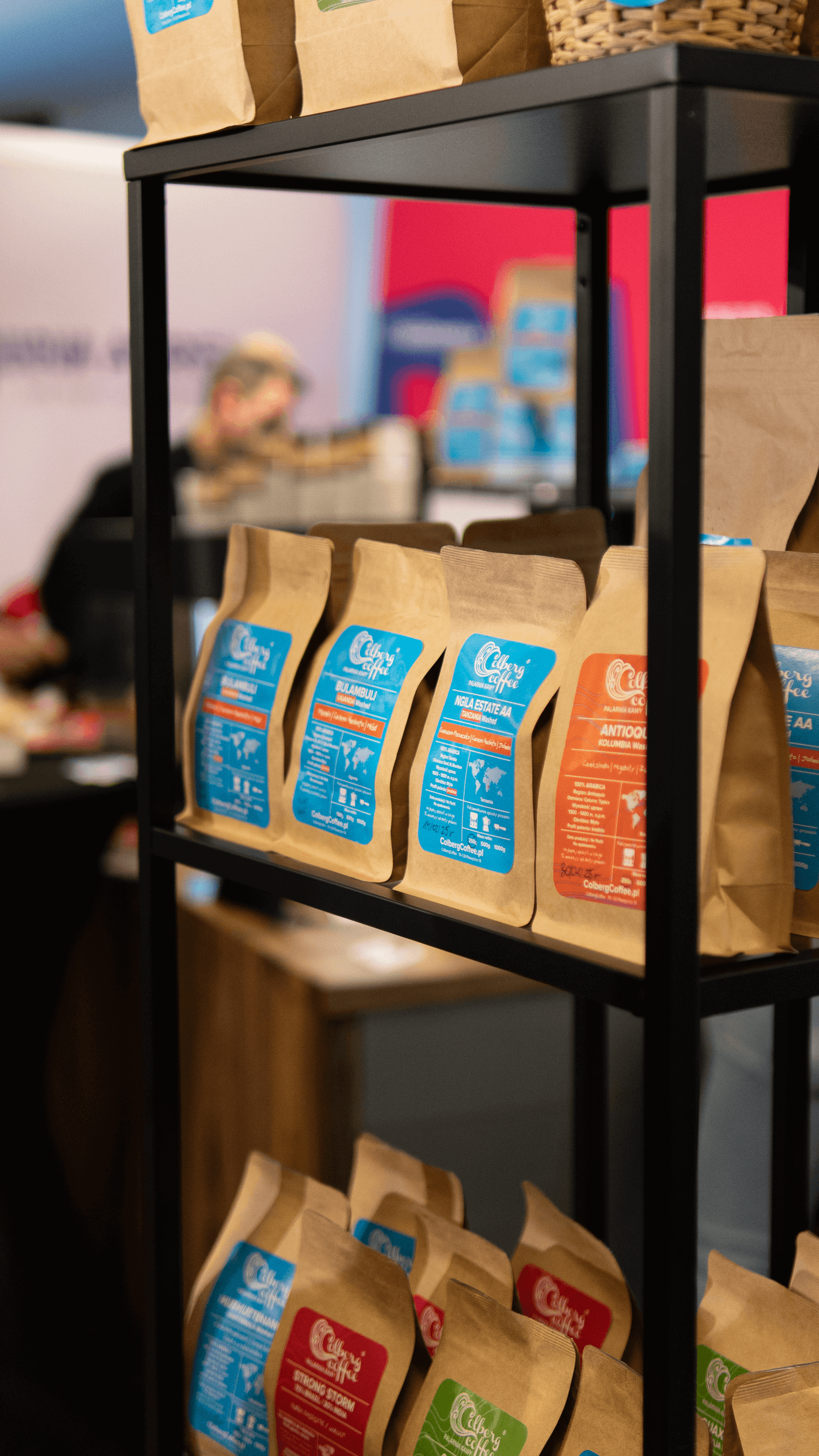 Prezentowaliśmy dwie nowe kawy pod espresso:





Tanzanie Ngila Estate – kawa o niezwykle owocowych nutach, gdzie dominują akcenty czerwonej porzeczki, czarnej herbaty oraz jaśminu, co w każdym łyku daje niepowtarzalną radość.