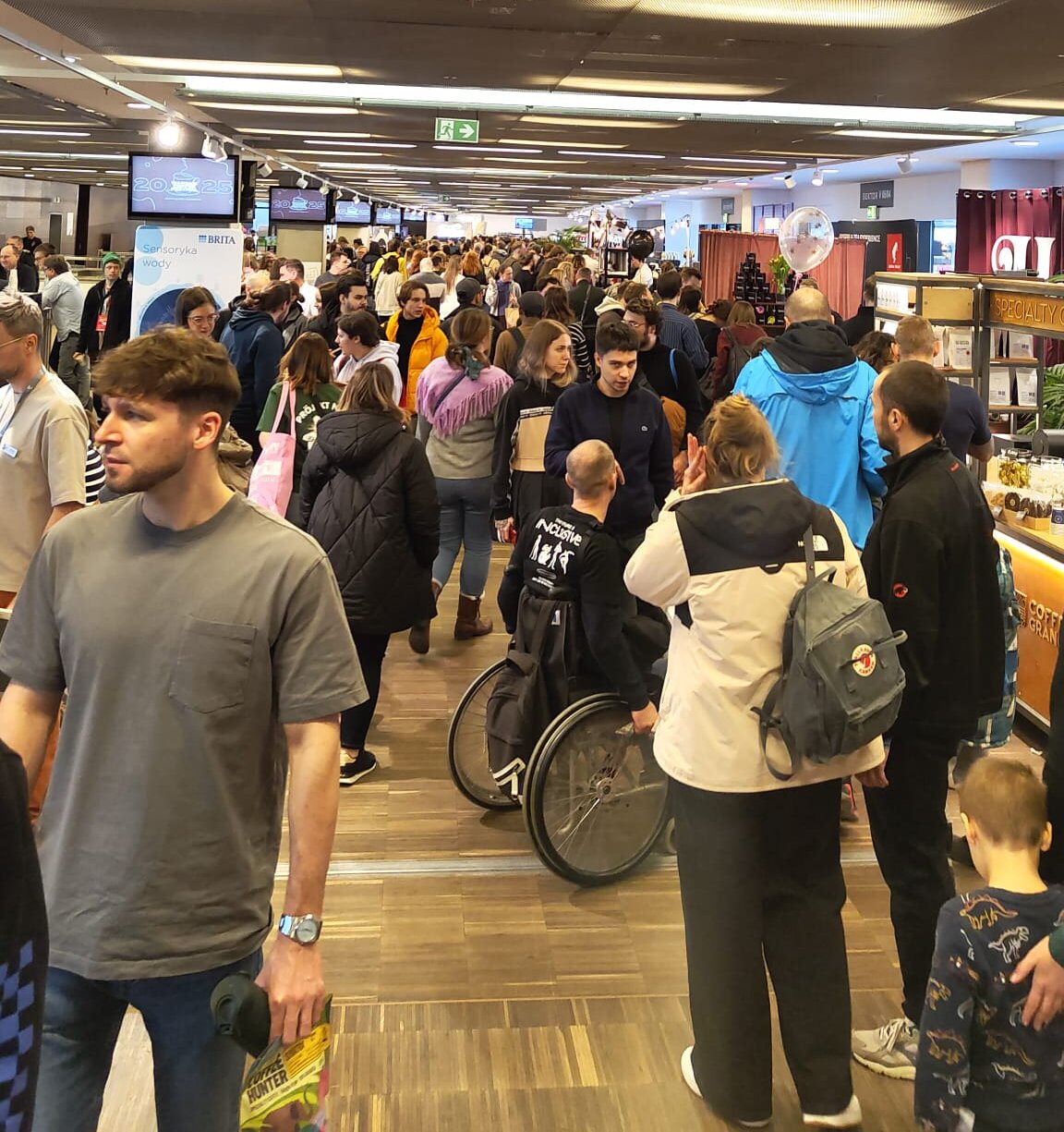 Warsaw Coffee Festival 2025 był dla nas wyjątkową okazją do zaprezentowania najnowszych trendów w świecie espresso, nawiązania wartościowych kontaktów biznesowych oraz obserwacji prestiżowych zawodów baristycznych. Debiut Palarni Colbergcoffee w stolicy to przełomowy moment, który potwierdza nasze zaangażowanie w innowacyjne rozwiązania i pasję do sztuki parzenia kawy. Festiwal stał się inspirującą platformą, łączącą tradycję z nowoczesnością, co otwiera przed nami nowe perspektywy rozwoju w branży kawowej.