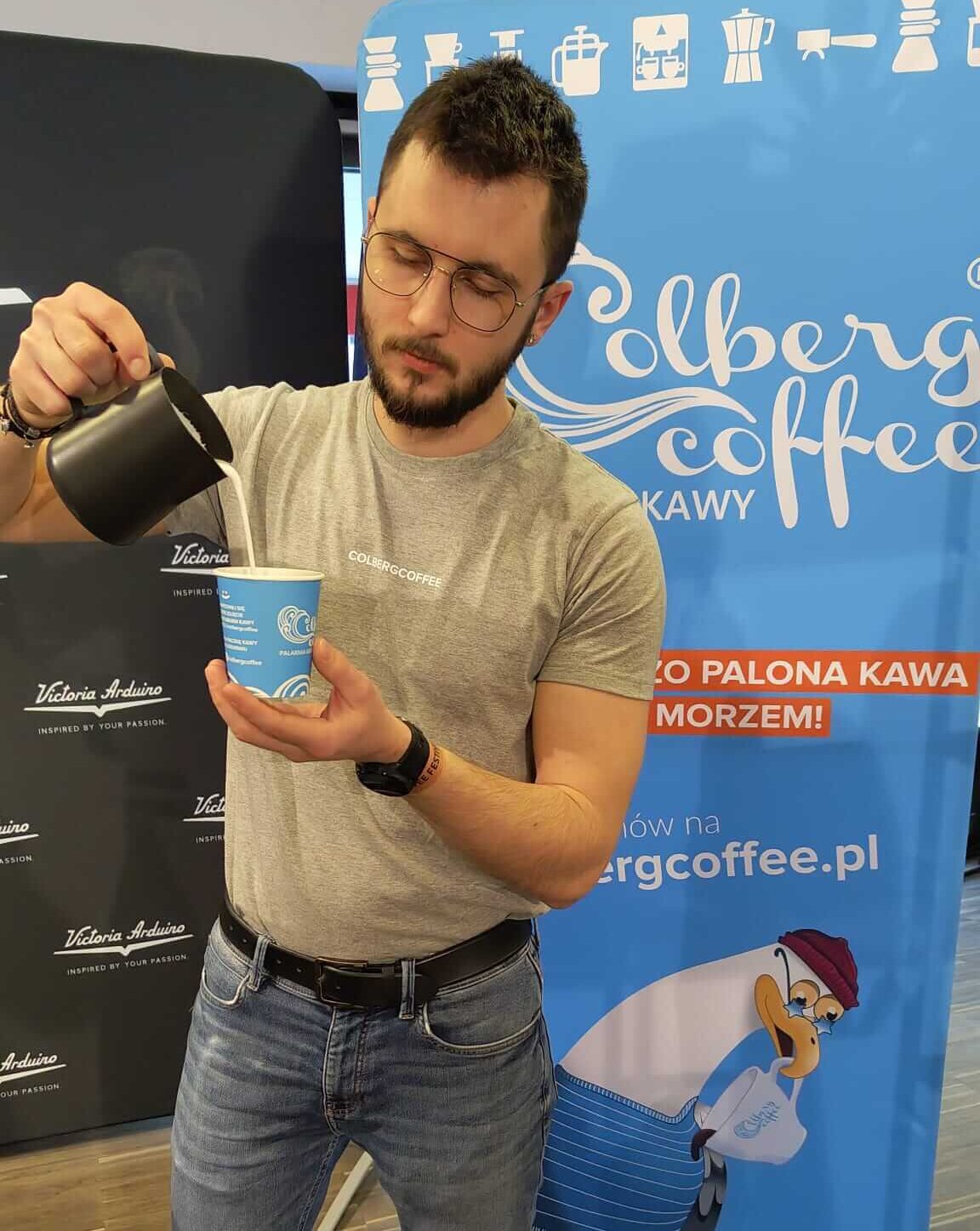 Nasz barista, Szymon Szatkowski, z mistrzowską precyzją przygotowywał espresso oraz napoje kawowe na bazie "mleka" owsianego ROA – produktu, którego jesteśmy dystrybutorem. Bezpośrednie pozytywne opinie od klientów dodają nam optymizmu i potwierdzają, że inwestycja w jakość i innowacje przynosi wymierne efekty.