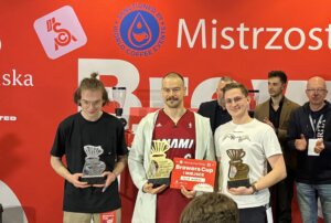 zawodnicy mistrzostw polski brewers cup odbieraja nagrody