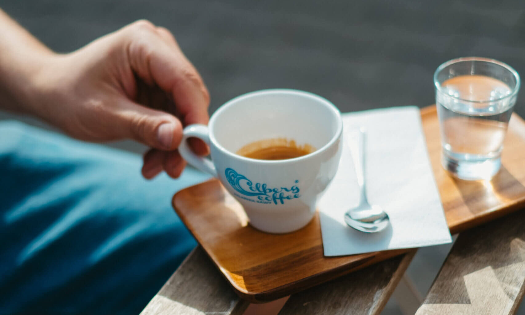 Czym się różni espresso od kawy(zwykłej)?
Espresso to metoda parzenia kawy pod wysokim ciśnieniem (około 9 barów), w której gorąca woda przepływa przez drobno zmielone ziarna. Napar ma niewielką objętość (około 25-30 ml), intensywny smak oraz charakterystyczną cremę na powierzchni. Z kolei tradycyjna kawa (np. przelewowa) parzona jest przy niższym ciśnieniu i z większą ilością wody, co skutkuje łagodniejszym, mniej skoncentrowanym smakiem.