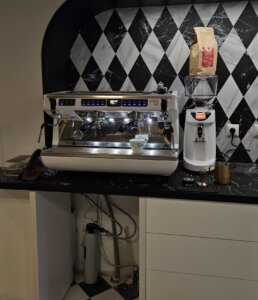 20240423 192650 scaled e1743114762234 Wymiana filtrów wody w ekspresach do kawy – Kołobrzeg i pas nadmorski