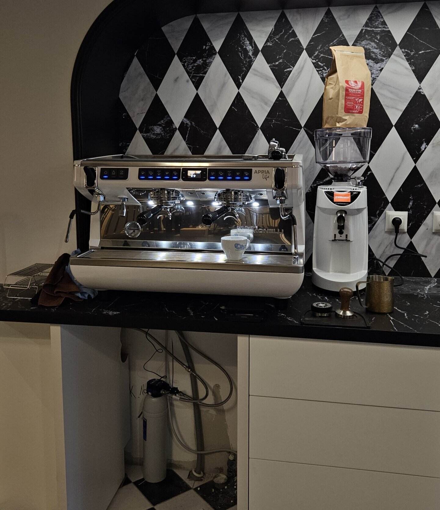 20240423 192650 scaled e1743114762234 Wymiana filtrów wody w ekspresach do kawy – Kołobrzeg i pas nadmorski