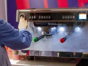 Nuova Simonelli Aurelia2 Nuova Aurelia – Ekspres i System dla Hoteli i Kawiarni z Dużą Rotacją Pracowników
