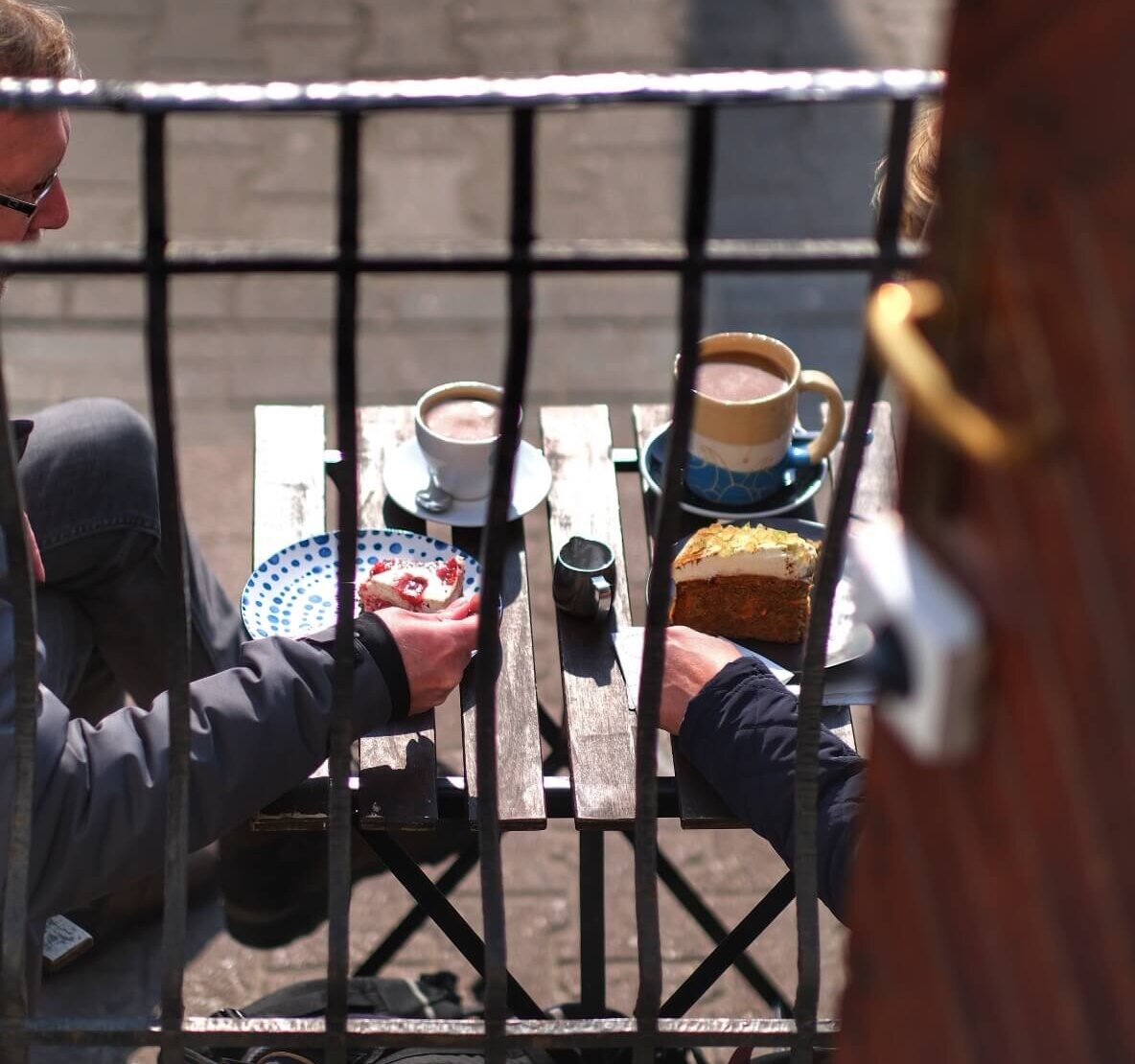 Espresso pojedyncze – tutaj idealnie sprawdzają się filiżanki o pojemności 70–100 ml. Dzięki temu espresso zachowuje odpowiednią temperaturę i intensywność smaku. Cappuccino, flat white, americano, espresso doppio – do tych kaw najlepiej pasują filiżanki o pojemności ok. 200 ml. To uniwersalny rozmiar, który sprawdzi się w codziennej pracy i nie zaburzy proporcji napojów. Caffè latte – najlepiej podawać w filiżankach lub szklankach o pojemności 300 ml. W kawiarni niespecjalistycznej popularne jest też latte macchiato w wysokich, przezroczystych szklankach, gdzie ładnie widać trzy warstwy: espresso, mleko i piankę.