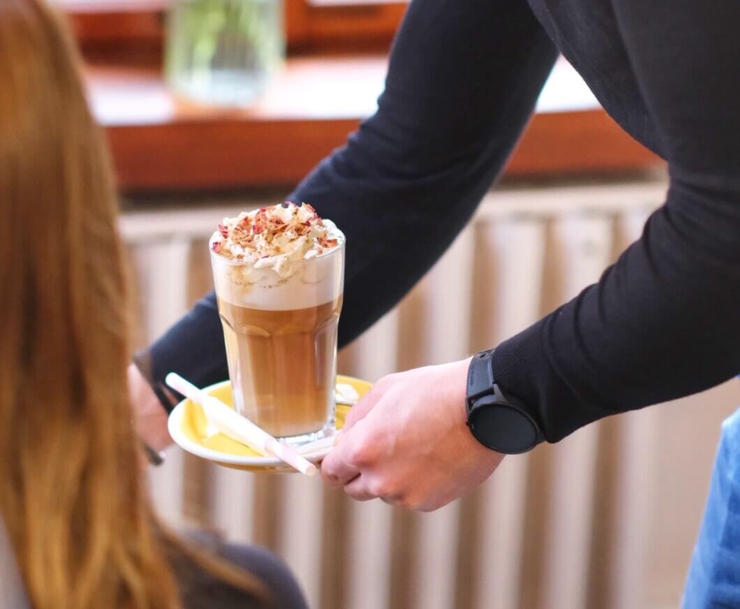 Do kaw na zimno najlepiej sprawdzają się szklanki o pojemności 350–400 ml. Mogą to być efektowne szklanki przypominające kieliszki do drinków albo proste modele, które łatwo kupić nawet w IKEA. Ważne, żeby były solidne i dobrze trzymały chłód.