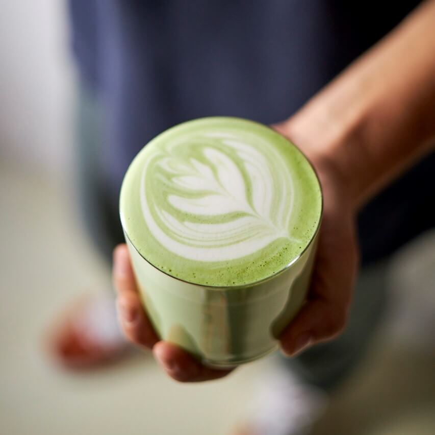 Jak zrobić herbatę matcha? Przepis na matcha latte Matcha nie jest zwykłą herbatą – to symbol japońskiej kultury, uważności i harmonii. Jej przygotowanie to rytuał, który łączy smak, tradycję i chwilę zatrzymania.
