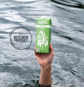 Nie bez powodu właśnie ten napój zdobył nagrodę Best New Product na World of Coffee 2024 w Kopenhadze. Jury zwróciło uwagę na jego wszechstronność, wydajność i doskonałą jakość pianki – cechy, które od razu zauważysz, sięgając po cappuccino w Colbergcoffee. Czy mleko grochowe zdominuje świat specialty co