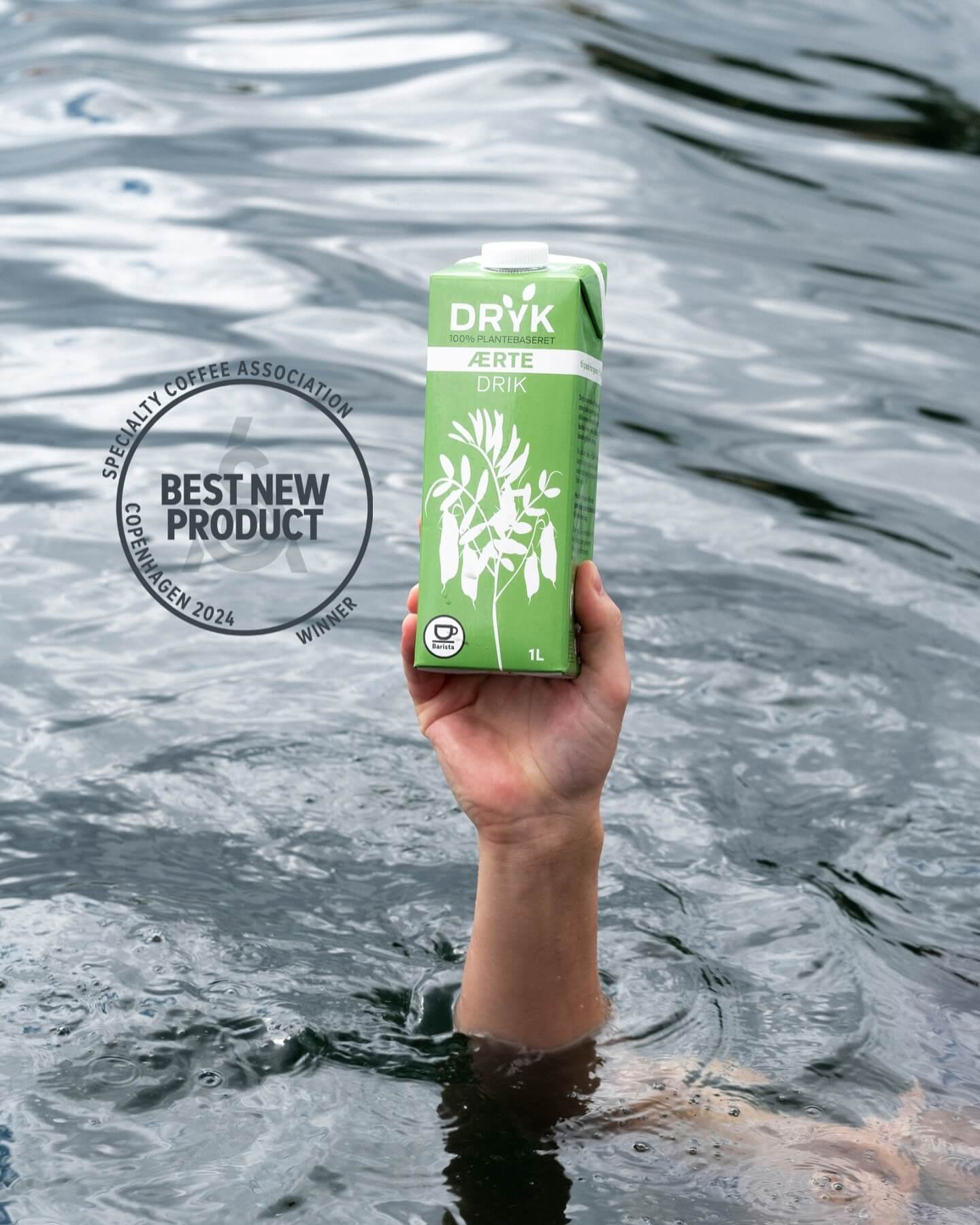 Nie bez powodu właśnie ten napój zdobył nagrodę Best New Product na World of Coffee 2024 w Kopenhadze. Jury zwróciło uwagę na jego wszechstronność, wydajność i doskonałą jakość pianki – cechy, które od razu zauważysz, sięgając po cappuccino w Colbergcoffee.

Czy mleko grochowe zdominuje świat specialty co
