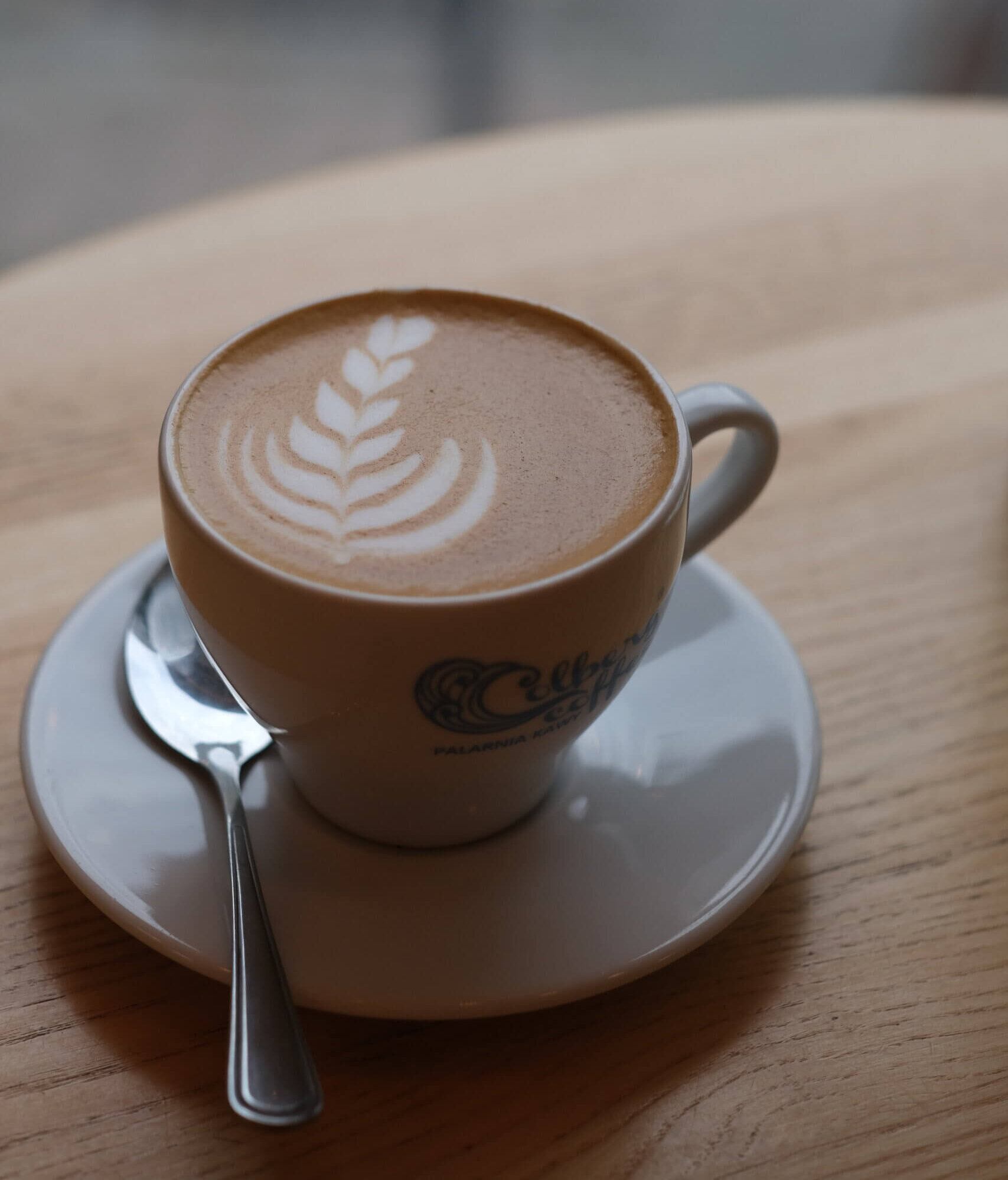 Kawa bezkofeinowa ziarnista z mlekiem jako latte, cappuccino czy flat white.