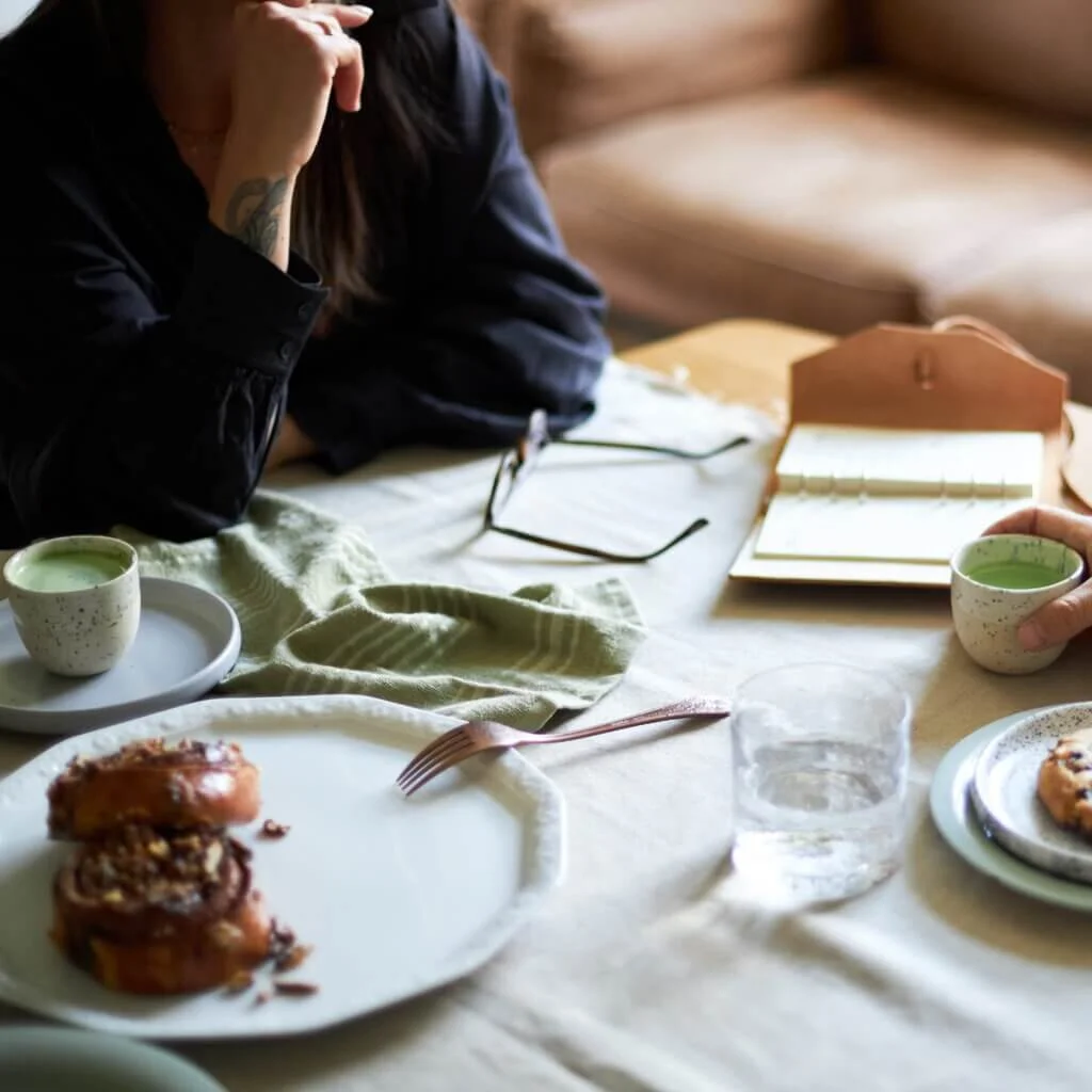 W Japonii matcha ceremonialna nie jest mieszana z mlekiem. Wersje z dodatkami – latte, frappe, desery – są dostępne w nowoczesnych kawiarniach i supermarketach, ale prawdziwa matcha ceremonialna podawana jest zawsze czysta. Nie dodaje się do niej cukru ani mleka, by nie zaburzyć harmonii smaku. W ceremonii herbacianej liczy się nie tylko napój, ale również to, jak się go przygotowuje, pije i przeżywa. Picie matchy to akt prostoty, który ma uspokoić umysł i skupić uwagę.