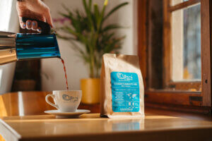 Kawiarka to klasyka. Niewielka, zgrabna i bez złośliwego wyświetlacza. Daje mocny, aromatyczny napar i pozwala parzyć kawę po włosku – z charakterem. Ale żeby ten charakter nie poszedł w gorzko-kwasową stronę, trzeba dobrać odpowiednie ziarna.