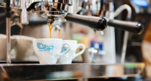 Wybór porcelany w kawiarni to temat, który na pierwszy rzut oka może wydawać się mało istotny. W rzeczywistości ma on ogromne znaczenie – wpływa na smak kawy, estetykę serwisu, komfort pracy baristów i wizerunek całego lokalu