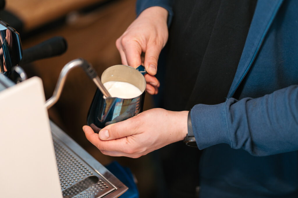 latte art colberg coffee 3 Jak zrobić cappuccino w domu? Najczęstsze błędy i jak je naprawić