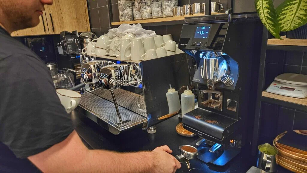 Neo Bistro Mariacka bez wspomnienia o kawie – to jeden z fundamentów tego miejsca. Lokal wyposażony jest w ekspres Victoria Arduino Eagle One,