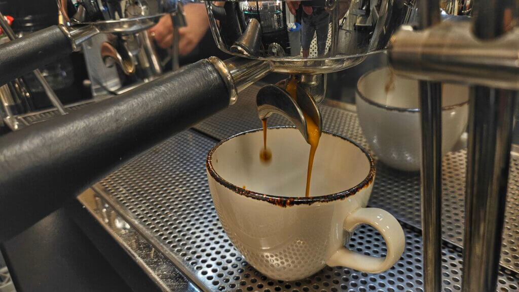 Espresso wypływające z portafiltra do filiżanki