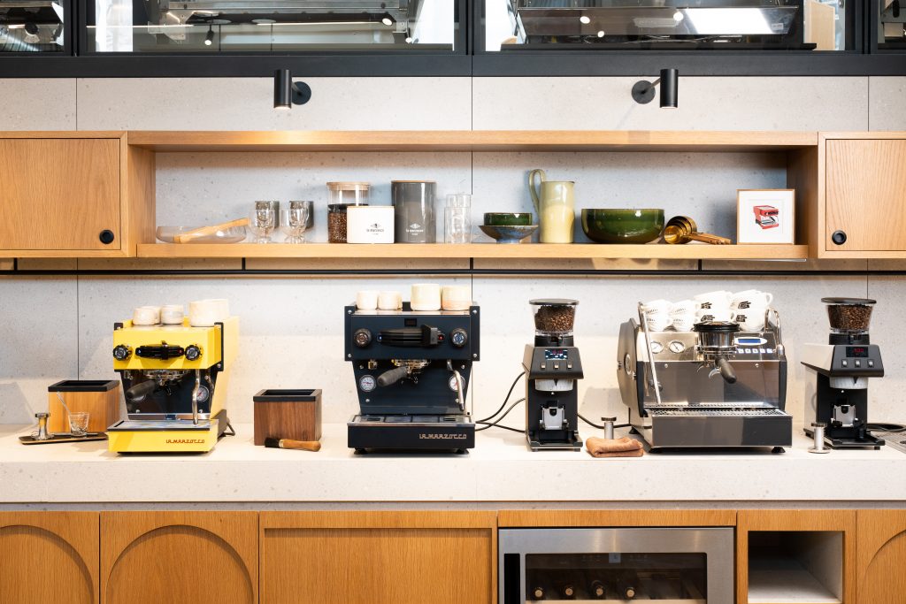 Dzięki tym modelom La Marzocco stało się marką, którą znajdziesz zarówno w najlepszych kawiarniach, jak i na kuchennych blatach pasjonatów espresso na całym świecie.