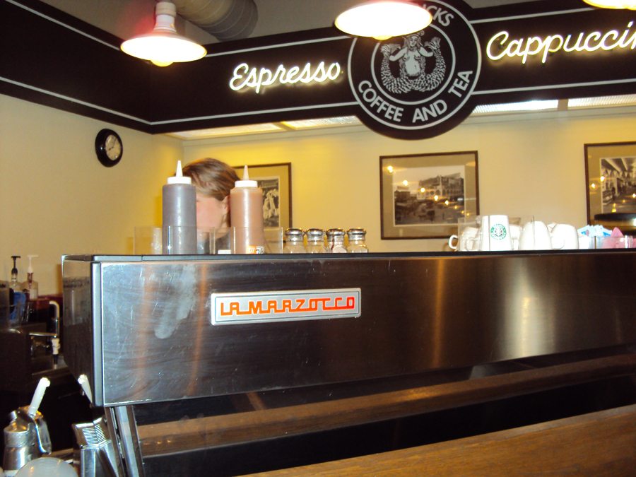 W krótkim czasie Linea Classic staje się podstawowym sprzętem w setkach kawiarni Starbucks na całym świecie.