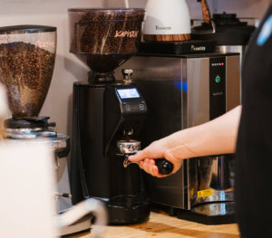 Jak ustawić młynek do kawy w kawiarni – praktyczny poradnik