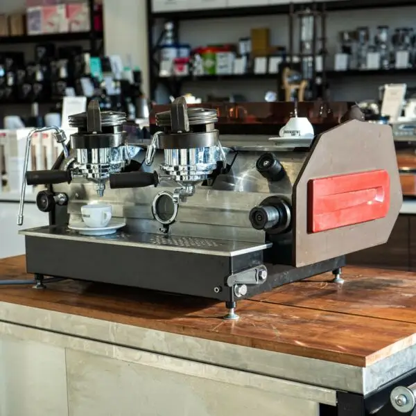 La Marzocco GS - wynalazek, który wyprzedził epokę Rok 1971 to dla La Marzocco moment przełomowy. Wtedy powstaje GS - ekspres, który wprowadza na rynek coś, czego wcześniej nie było: podwójny bojler oraz grupę nasyconą