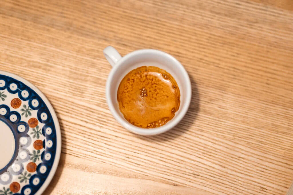 Kompletny przewodnik po espresso - historia, ile ml powinno mieć, czas parzenia, stopień mielenia, rodzaje espresso, sprzęt, błędy i przepisy krok po kroku.