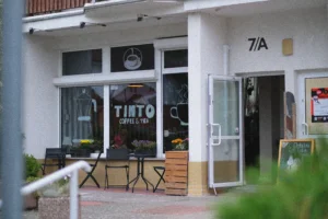 Właśnie w Tinto Speciality. Współpracujemy z palarnią z Kołobrzegu, serwując świeżo paloną kawę speciality z pobliskiego regionu